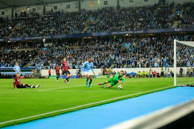 MALMÖ, SVERIGE 20240821 Spartas malvakt 1 Peter Vindahl räddar ett skott av Malmös 9 Isaac Kiese Thelin under onsdagens kval till Champions League, playoff match 1 av 2, mellan Malmö FF och AC Sparta Prag pa Nya Malmö Stadion. MALMÖ SVERIGE x10600x