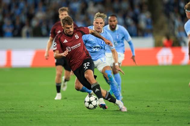 MALMÖ, SVERIGE 20240821 Spartas 32 MatÄ›j RyneÅ¡ och Malmös 17 Jens Stryger under onsdagens kval till Champions League, playoff match 1 av 2, mellan Malmö FF och AC Sparta Prag pa Nya Malmö Stadion. MALMÖ SVERIGE x10600x