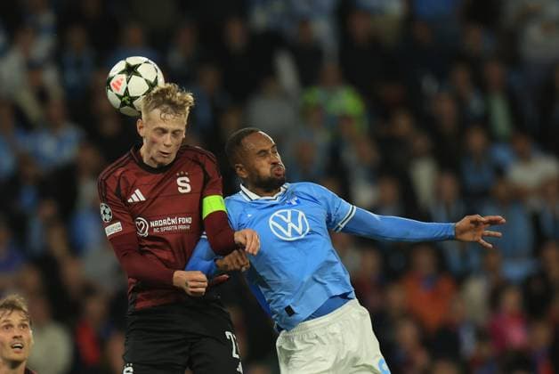 MALMÖ, SVERIGE 20240821 Spartas 7 Victor Olatunji och Malmös 9 Isaac Kiese Thelin under onsdagens kval till Champions League, playoff match 1 av 2, mellan Malmö FF och AC Sparta Prag pa Nya Malmö Stadion. MALMÖ SVERIGE x10600x