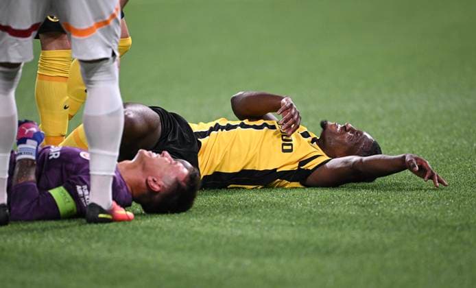 FUSSBALL Champions League Qualifikation Saison 2024 2025 Hinspiel BSC Young Boys Bern - Galatasaray Istanbul 21.08.2024 Zweifacher Torschuetze Joel Monteiro (re, BSC Young Boys Bern) und Torwart Fernando Muslera (Galatasaray Istanbul) verletzt am Boden nach einem Zusammenprall