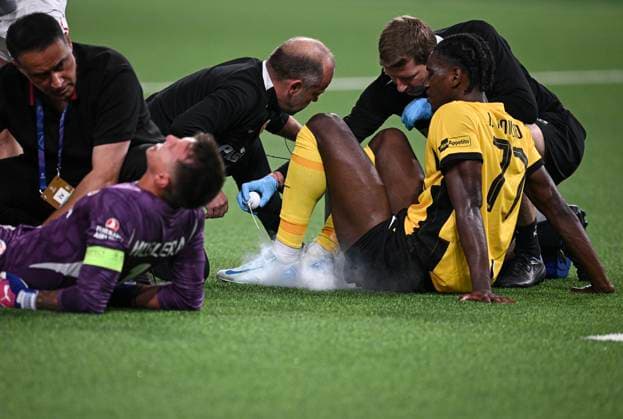 FUSSBALL Champions League Qualifikation Saison 2024 2025 Hinspiel BSC Young Boys Bern - Galatasaray Istanbul 21.08.2024 Zweifacher Torschuetze Joel Monteiro (re, BSC Young Boys Bern) und Torwart Fernando Muslera (Galatasaray Istanbul) verletzt am Boden nach einem Zusammenprall