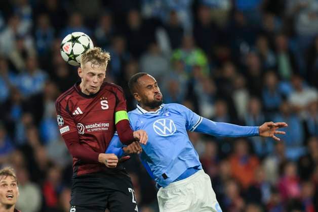 MALMÖ, SWEDEN 20240821 Sparta s 7 Victor Olatunji and Malmö s 9 Isaac Kiese Thelin in action during the Champions League playoff first leg soccer match between Malmo FF and AC Sparta Praha at Malmo New Stadium, in Malmo, Sweden, on Aug. 21, 2024. MALMÖ SWEDEN x10600x