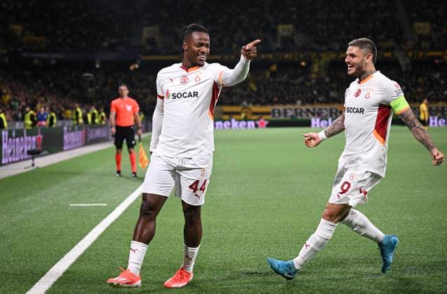 FUSSBALL Champions League Qualifikation Saison 2024 2025 Hinspiel BSC Young Boys Bern - Galatasaray Istanbul 21.08.2024 JUBEL Galatasaray Istanbul; Torschuetze zum 2-2 Michy Batshuayi (li) mit Mauro Icardi (re)