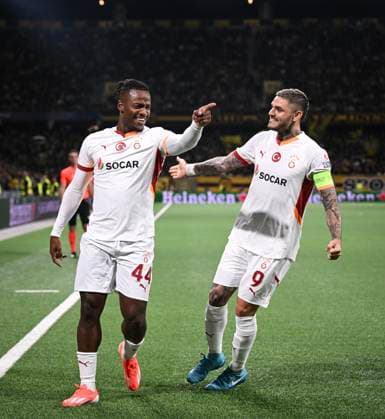 FUSSBALL Champions League Qualifikation Saison 2024 2025 Hinspiel BSC Young Boys Bern - Galatasaray Istanbul 21.08.2024 JUBEL Galatasaray Istanbul; Torschuetze zum 2-2 Michy Batshuayi (li) mit Mauro Icardi (re)
