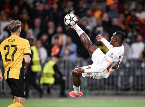 FUSSBALL Champions League Qualifikation Saison 2024 2025 Hinspiel BSC Young Boys Bern - Galatasaray Istanbul 21.08.2024 Michy Batshuayi (re, Galatasaray Istanbul) mit einem Fallrueckzieher gegen Lewin Blum (li, BSC Young Boys Bern)