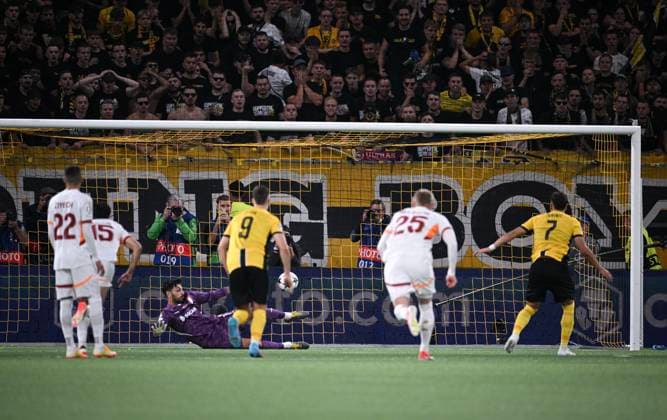 FUSSBALL Champions League Qualifikation Saison 2024 2025 Hinspiel BSC Young Boys Bern - Galatasaray Istanbul 21.08.2024 Filip Ugrinic (re, BSC Young Boys Bern) erzielt das Tor zum 3-2 per Handelfmeter gegen Torwart Guenay Guevenc (Galatasaray Istanbul)