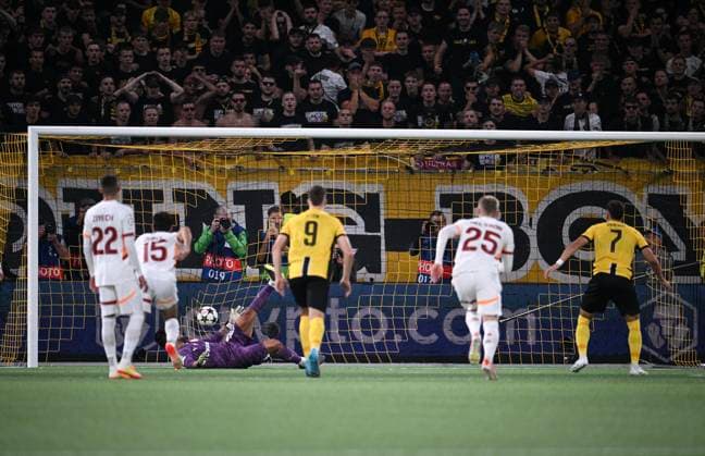 FUSSBALL Champions League Qualifikation Saison 2024 2025 Hinspiel BSC Young Boys Bern - Galatasaray Istanbul 21.08.2024 Filip Ugrinic (re, BSC Young Boys Bern) erzielt das Tor zum 3-2 per Handelfmeter gegen Torwart Guenay Guevenc (Galatasaray Istanbul)