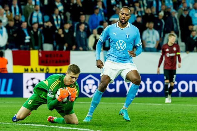 240821 Goalkeeper Peter Vindahl of Sparta Prag and Isaac Kiese Thelin of Malmö FF during the UEFA Champions League football match between Malmö FF and Sparta Prag on August 21, 2024 in Malmö. Photo: Christian Örnberg BILDBYRAN COP 166 CO0456 fotboll football soccer fotball champions league malmö ff sparta prag bbeng play-off Copyright: CHRISTIANxÖRNBERG BB240821CO107