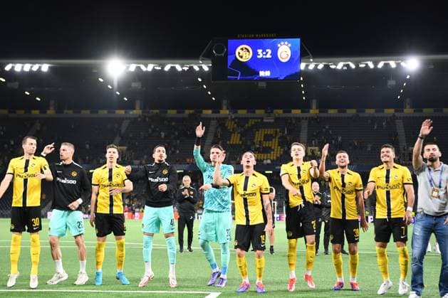 Sport Bilder des Tages 21.08.2024, Bern, Stadion Wankdorf, Uefa Champions League Play-off: BSC Young Boys - Galatasaray Istanbul, die Spieler vom BSC Young Boys feiern den Sieg mit den Fans. Bern Stadion Wankdorf Bern Switzerland Copyright: xJustPictures.ch ManuelxWinterbergerx jp-de-MaWi-MWI_0419