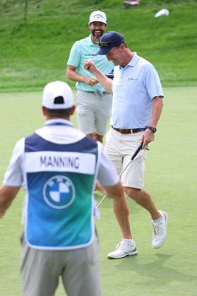 CASTLE ROCK, CO - AUGUST 21: NFL, American Football Herren, USA Hall of Fame quarterback Peyton Manning reacts as PGA, Golf Herren player Adam Hadwin and his caddy Brandon Stokely watch Peyton make a long putt on the 18th hole during the PGA FedExCup BMW Championship Pro Am on August 21st, 2024, at Castle Pines Golf Club in Castle Rock, Colorado. (Photo by Brian Spurlock Icon Sportswire) GOLF: AUG 21 PGA FedExCup Playoffs - BMW Championship Pro Am EDITORIAL USE ONLY Icon24082111