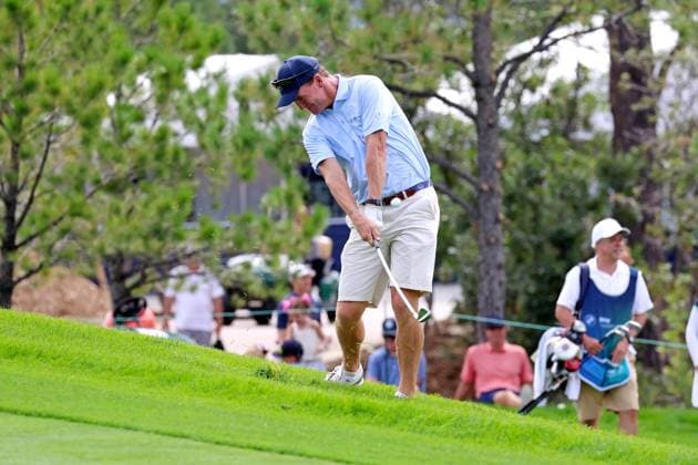 CASTLE ROCK, CO - AUGUST 21: NFL, American Football Herren, USA Hall of Fame quarterback Peyton Manning plays a shot on the 18th hole during the PGA, Golf Herren FedExCup BMW Championship Pro Am on August 21st, 2024, at Castle Pines Golf Club in Castle Rock, Colorado. (Photo by Brian Spurlock Icon Sportswire) GOLF: AUG 21 PGA FedExCup Playoffs - BMW Championship Pro Am EDITORIAL USE ONLY Icon2408216