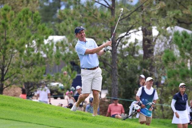 CASTLE ROCK, CO - AUGUST 21: NFL, American Football Herren, USA Hall of Fame quarterback Peyton Manning plays a shot on the 18th hole during the PGA, Golf Herren FedExCup BMW Championship Pro Am on August 21st, 2024, at Castle Pines Golf Club in Castle Rock, Colorado. (Photo by Brian Spurlock Icon Sportswire) GOLF: AUG 21 PGA FedExCup Playoffs - BMW Championship Pro Am EDITORIAL USE ONLY Icon2408217