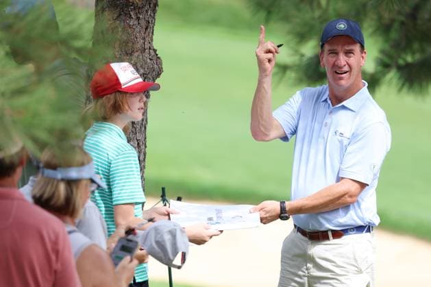 CASTLE ROCK, CO - AUGUST 21: NFL, American Football Herren, USA Hall of Fame quarterback Peyton Manning signs autographs and poses for pictures during the PGA, Golf Herren FedExCup BMW Championship Pro Am on August 21st, 2024, at Castle Pines Golf Club in Castle Rock, Colorado. (Photo by Brian Spurlock Icon Sportswire) GOLF: AUG 21 PGA FedExCup Playoffs - BMW Championship Pro Am EDITORIAL USE ONLY Icon24082118