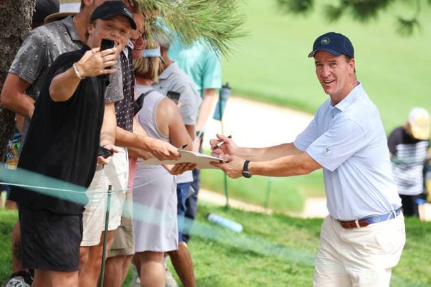 Sport Bilder des Tages CASTLE ROCK, CO - AUGUST 21: NFL, American Football Herren, USA Hall of Fame quarterback Peyton Manning signs autographs and poses for pictures during the PGA, Golf Herren FedExCup BMW Championship Pro Am on August 21st, 2024, at Castle Pines Golf Club in Castle Rock, Colorado. (Photo by Brian Spurlock Icon Sportswire) GOLF: AUG 21 PGA FedExCup Playoffs - BMW Championship Pro Am EDITORIAL USE ONLY Icon24082119