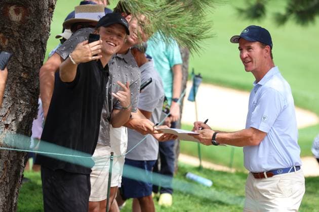 CASTLE ROCK, CO - AUGUST 21: NFL, American Football Herren, USA Hall of Fame quarterback Peyton Manning signs autographs and poses for pictures during the PGA, Golf Herren FedExCup BMW Championship Pro Am on August 21st, 2024, at Castle Pines Golf Club in Castle Rock, Colorado. (Photo by Brian Spurlock Icon Sportswire) GOLF: AUG 21 PGA FedExCup Playoffs - BMW Championship Pro Am EDITORIAL USE ONLY Icon24082120