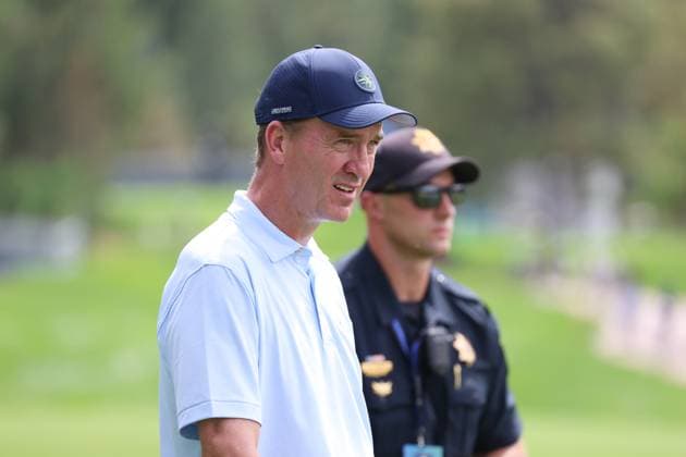 CASTLE ROCK, CO - AUGUST 21: NFL, American Football Herren, USA Hall of Fame quarterback Peyton Manning watches on the 18th hole during the PGA, Golf Herren FedExCup BMW Championship Pro Am on August 21st, 2024, at Castle Pines Golf Club in Castle Rock, Colorado. (Photo by Brian Spurlock Icon Sportswire) GOLF: AUG 21 PGA FedExCup Playoffs - BMW Championship Pro Am EDITORIAL USE ONLY Icon24082129