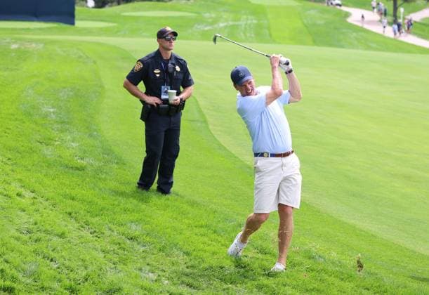 CASTLE ROCK, CO - AUGUST 21: NFL, American Football Herren, USA Hall of Fame quarterback Peyton Manning plays a shot from the rough on the 18th hole during the PGA, Golf Herren FedExCup BMW Championship Pro Am on August 21st, 2024, at Castle Pines Golf Club in Castle Rock, Colorado. (Photo by Brian Spurlock Icon Sportswire) GOLF: AUG 21 PGA FedExCup Playoffs - BMW Championship Pro Am EDITORIAL USE ONLY Icon24082130