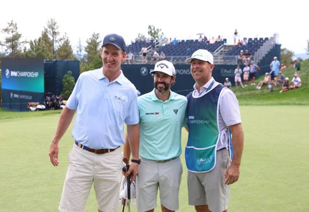 CASTLE ROCK, CO - AUGUST 21: NFL, American Football Herren, USA Hall of Fame quarterback Peyton Manning and PGA, Golf Herren player Adam Hadwin and Brandon Stokely pose for a photo on the 18th green during the PGA FedExCup BMW Championship Pro Am on August 21st, 2024, at Castle Pines Golf Club in Castle Rock, Colorado. (Photo by Brian Spurlock Icon Sportswire) GOLF: AUG 21 PGA FedExCup Playoffs - BMW Championship Pro Am EDITORIAL USE ONLY Icon24082140