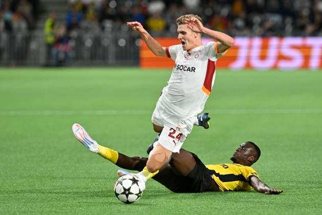 Elias Jelert, GI, re. Cheikh Niasse, YB, am Boden, BSC Young Boys - Galatasaray Istanbul, Playoff Champions League, Fussball, 21.08.2024