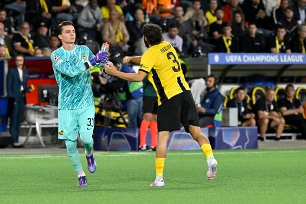 Torhüter Marvin Keller, re. Jaouen Hadjam, YB, BSC Young Boys - Galatasaray Istanbul, Playoff Champions League, Fussball, 21.08.2024