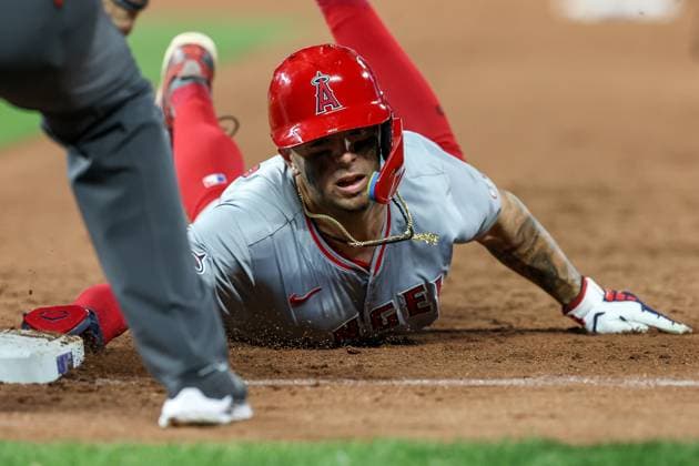 August 21, 2024: Los Angeles Angels shortstop Zach Neto (9) slides back into first base safe during the eighth inning against the Kansas City Royals at Kauffman Stadium in Kansas City, MO. CSM Kansas City United States of America - ZUMAc04_ 20240821_zma_c04_080 Copyright: xDavidxSmithx