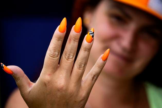 ZANDVOORT - A visitor to the campsite right next to the Zandvoort Circuit shows her nails before the Dutch F1 Grand Prix. ANP RAMON VAN FLYMEN xVIxANPxSportx xxANPxIVx 506489777 originalFilename: 506489777.jpg