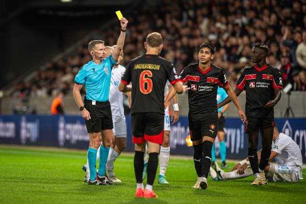 FC Midtjylland v Slovan Bratislava, UEFA Champions League qualification, Herning, Denmark Herning, Denmark. 21st, August 2024. Referee Alejandro Hernandez books Dario Osorio (11) of FC Midtjylland during the UEFA Champions League qualification match between FC Midtjylland and Slovan Bratislava at MCH Arena in Herning. Herning Denmark  Copyright: xGonzalesxPhoto MortenxKjaerx