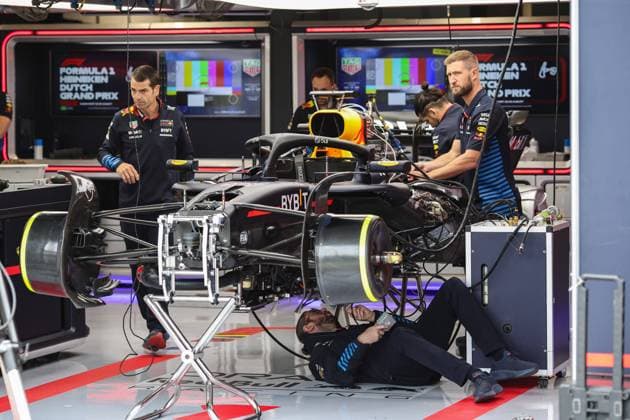 Red Bull Racing RB20, mechanical detail mechanic, mecanicien, mechanics during the Formula 1 Heineken Dutch Grand Prix 2024, 15th round of the 2024 Formula One World Championship, WM, Weltmeisterschaft from August 23 to 25, 2024 on the Circuit Zandvoort, in Zandvoort, Netherlands - F1 - DUTCH GRAND PRIX 2024 DPPI Panoramic  240822_R15_OLANDA_DP_XB3_1117