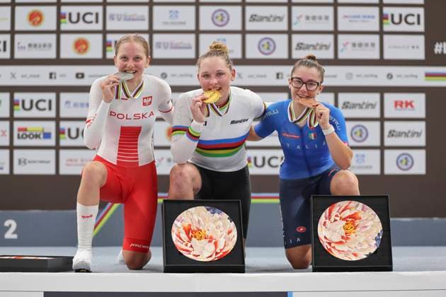 Bilder des Jahres 2024, Sport 08 August Sport Themen der Woche KW34 Sport Bilder des Tages 2024 UCI Junior Track World Championships Picture by Alex Whitehead SWpix.com - 22 08 2024 - Cycling - 2024 UCI Junior Track World Championships - Luoyang Velodrome, Henan Province, China - Women™s Eliminaton Race Podium - Messane Bräutigam (Germany) on the podium receiving the Gold Medal becoming Junior World Champion with Gabriela Kaczmarczyk (Poland) receiving the Silver Medal and Anita Baima (Italy) receiving the Bronze Medal Copyright: x xSWpix.comx(t axPhotographyxHubxLtd)xAlexxWhitehead SWpix.comx SWP-2416-2712