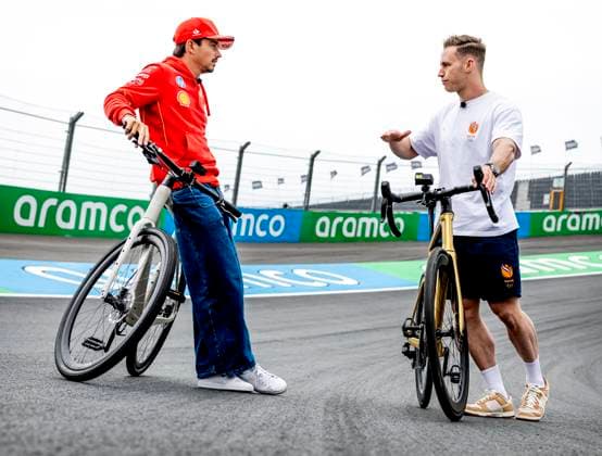 ZANDVOORT - Track cyclist Harrie Lavreysen cycles with Charles Leclerc (Ferrari) on the Zandvoort Circuit prior to the F1 Grand Prix of the Netherlands. ANP REMKO DE WAAL xVIxANPxSportx xxANPxIVx 506503259 originalFilename: 506503259.jpg