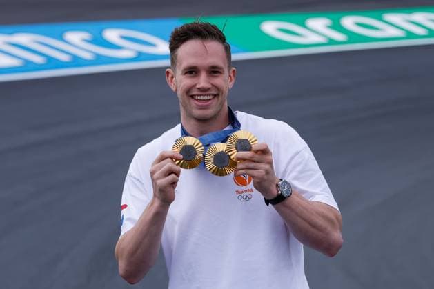Sport Bilder des Tages Harry Lavreysen dutch olympic champion track cyclist on his golden bike shows his three golden medals during previews ahead of the F1 Grand Prix of Netherlands at Circuit Park Zandvoort on August 22, 2024 in Zandvoort, Netherlands. Defodi-704_MTB20240822F1ZandvoortDag1352555