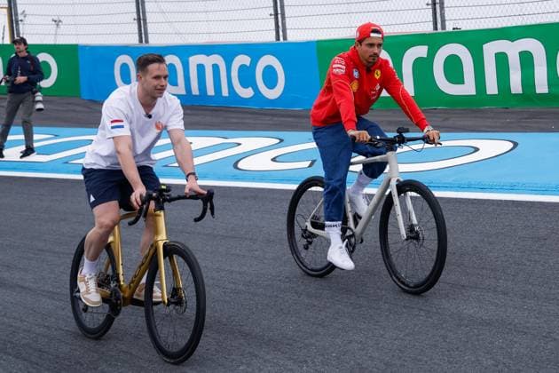 Sport Bilder des Tages Harry Lavreysen dutch olympic champion track cyclist on his golden bike shows his three golden medals and Charles Leclerc of Monaco and Scuderia Ferrari during previews ahead of the F1 Grand Prix of Netherlands at Circuit Park Zandvoort on August 22, 2024 in Zandvoort, Netherlands. Defodi-704_MTB20240822F1ZandvoortDag1352594