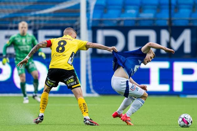 240822 Sebastian HolmÃ n of Elfsborg and Kristian Eriksen of Molde during the UEFA Europa League play-off match between Molde and Elfsborg on August 22, 2024 in Molde. Photo: Marius Simensen BILDBYRAN COP 238 bbeng elfsborg football fotball fotboll molde play-off uefa europa league Copyright: MARIUSxSIMENSEN BB240822BB088