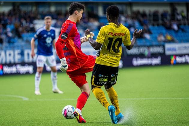 240822 Albert Posiadala of Molde and Michael Baidoo of Elfsborg during the UEFA Europa League play-off match between Molde and Elfsborg on August 22, 2024 in Molde. Photo: Marius Simensen BILDBYRAN COP 238 bbeng elfsborg football fotball fotboll molde play-off uefa europa league Copyright: MARIUSxSIMENSEN BB240822BB115