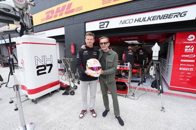 FORMULA 1 HEINEKEN DUTCH GRAND PRIX 2024 22.08.2024, Circuit Park Zandvoort, Zandvoort, FORMULA 1 HEINEKEN DUTCH GRAND PRIX 2024 , im Bild Nico Hülkenberg (DEU), Haas F1 Team mit Prinz Bernhard der Niederlande., Nico Hülkenberg: Ich freue mich auch, an diesem Wochenende mit Prinz Bernhard und seiner Stiftung @lymph_co zusammenzuarbeiten. Die Stiftung setzt sich seit Jahren dafür ein, die Forschung gegen Lymphome zu verbessern. Tolles Projekt, das ich gerne unterstütze und am Sonntag meinen aktuellen Rennhelm an Bernhard und Lymph&Co spenden werde. Sie werden es nach dem Rennen an der Rennstrecke versteigern.