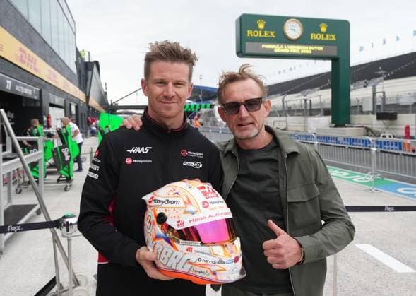 FORMULA 1 HEINEKEN DUTCH GRAND PRIX 2024 22.08.2024, Circuit Park Zandvoort, Zandvoort, FORMULA 1 HEINEKEN DUTCH GRAND PRIX 2024 , im Bild Nico Hülkenberg (DEU), Haas F1 Team mit Prinz Bernhard der Niederlande., Nico Hülkenberg: Ich freue mich auch, an diesem Wochenende mit Prinz Bernhard und seiner Stiftung @lymph_co zusammenzuarbeiten. Die Stiftung setzt sich seit Jahren dafür ein, die Forschung gegen Lymphome zu verbessern. Tolles Projekt, das ich gerne unterstütze und am Sonntag meinen aktuellen Rennhelm an Bernhard und Lymph&Co spenden werde. Sie werden es nach dem Rennen an der Rennstrecke versteigern.