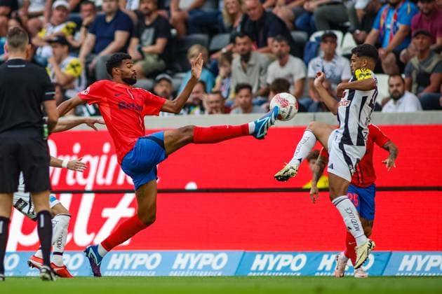 SOCCER - UEFA EL, LASK vs Bukarest LINZ,AUSTRIA,22.AUG.24 - SOCCER - UEFA Europa League, qualification, Linzer ASK vs FCSB Bukarest. Image shows Siyabonga Ngezana (Bukarest) and Adil Taoui (LASK).  GEPAxpictures xManuelxBinder
