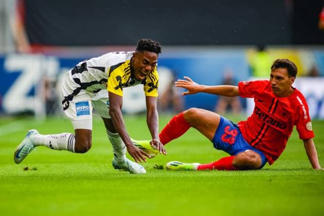 SOCCER - UEFA EL, LASK vs Bukarest LINZ,AUSTRIA,22.AUG.24 - SOCCER - UEFA Europa League, qualification, Linzer ASK vs FCSB Bukarest. Image shows Moses Usor (LASK) and Risto Radunovic (Bukarest).  GEPAxpictures xManuelxBinder