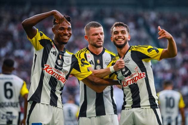 SOCCER - UEFA EL, LASK vs Bukarest LINZ,AUSTRIA,22.AUG.24 - SOCCER - UEFA Europa League, qualification, Linzer ASK vs FCSB Bukarest. Image shows the rejoicing of Moses Usor (LASK), Valon Berisha (LASK) and Adil Taoui (LASK).  GEPAxpictures xManuelxBinder