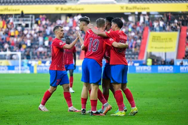 SOCCER - UEFA EL, LASK vs Bukarest LINZ,AUSTRIA,22.AUG.24 - SOCCER - UEFA Europa League, qualification, Linzer ASK vs FCSB Bukarest. Image shows the rejoicing of Bukarest with David Miculescu (Bukarest).  GEPAxpictures xChristianxMoser