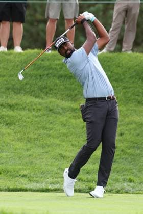 CASTLE ROCK, CO - AUGUST 22: Sahith Theegala watches his tee shot on the third hole during the first round of the BMW Championship on August 22, 2024 at Castle Pines Golf Club in Castle Rock, CO. (Photo by Scott Winters Icon Sportswire) GOLF: AUG 22 PGA, Golf Herren FedExCup Playoffs - BMW Championship EDITORIAL USE ONLY Icon2408220140