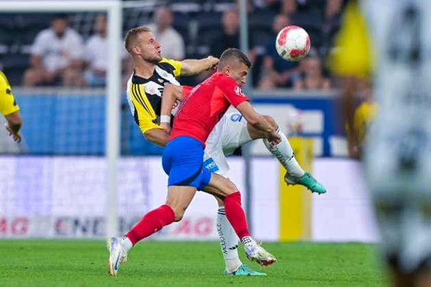SOCCER - UEFA EL, LASK vs Bukarest LINZ,AUSTRIA,22.AUG.24 - SOCCER - UEFA Europa League, qualification, Linzer ASK vs FCSB Bukarest. Image shows Hrvoje Smolcic (LASK) and Florin Tanase (Bukarest).  GEPAxpictures xChristianxMoser