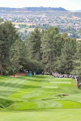 CASTLE ROCK, CO - AUGUST 22: A wide view with mountains in the background as Scottie Scheffler tees off on the eighth hole during the first round of the BMW Championship on August 22, 2024 at Castle Pines Golf Club in Castle Rock, CO. (Photo by Scott Winters Icon Sportswire) GOLF: AUG 22 PGA, Golf Herren FedExCup Playoffs - BMW Championship EDITORIAL USE ONLY Icon2408220270