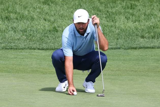 CASTLE ROCK, CO - AUGUST 22: Scottie Scheffler lines up a putt on the ninth hole during the first round of the BMW Championship on August 22, 2024 at Castle Pines Golf Club in Castle Rock, CO. (Photo by Scott Winters Icon Sportswire) GOLF: AUG 22 PGA, Golf Herren FedExCup Playoffs - BMW Championship EDITORIAL USE ONLY Icon2408220347