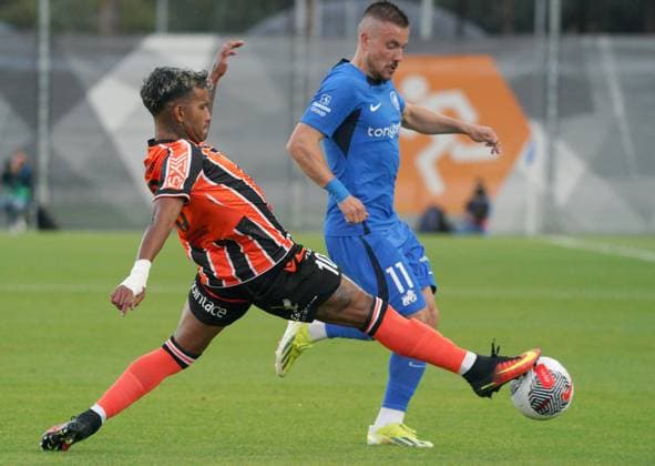 22.08.2024, Riga, Latvia. Latvia™s RFS Roberts Savalnieks (right) vies for the ball with Cyprus™ APOEL Marcinos during their UEFA Europa League play offs game between RFS (Latvia) and APOEL (Cyprus). Foto: Roman Koksarov Riga Latvia Copyright: xRomÄnsxKokÅ¡arovsx soc_RFS-APOEL20240822rk169.JPG