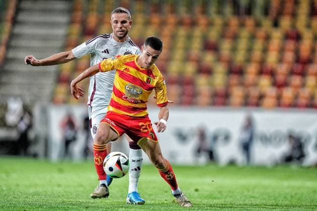 BIALYSTOK, 22-08-2024, Bialystok City Stadium, football, UEFA Europa League Play Offs, season 2024 2025, Jagiellonia Bialystok - Ajax. Jagiellonia Bialystok player Miki Villar and Ajax player Jordan Henderson Jagiellonia Bialystok - Ajax  x26087847x Copyright: