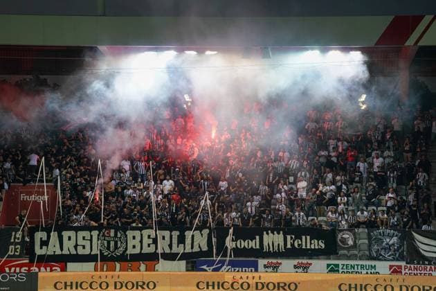 Fussball: UEFA Europa-League-Qualifikation Play-offs FC LUGANO (SUI) vs. BESIKTAS JK Istanbul (TUR), Arena Thun, Schweiz: Tor und Torjubel durch den Treffer von Gedson Fernandes (Besiktas 83) zum 0:1 für Besiktas Istanbul. Fanblock Gästefans Copyright: xJOERANxSTEINSIEKx