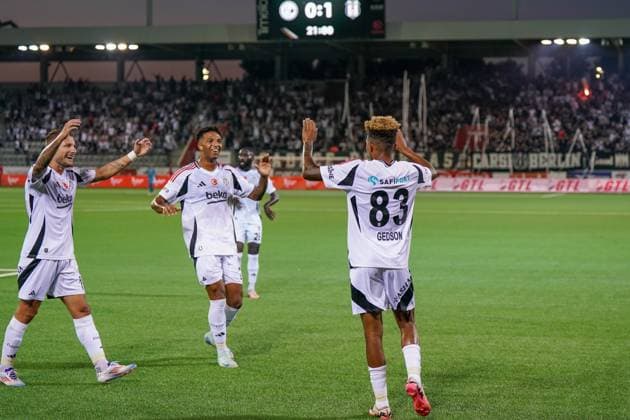 Fussball: UEFA Europa-League-Qualifikation Play-offs FC LUGANO (SUI) vs. BESIKTAS JK Istanbul (TUR), Arena Thun, Schweiz: Tor und Torjubel durch den Treffer von Gedson Fernandes (Besiktas 83) zum 0:1 für Besiktas Istanbul. Copyright: xJOERANxSTEINSIEKx