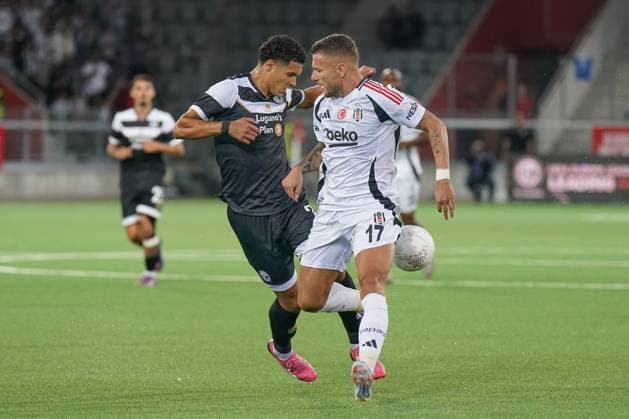 Fussball: UEFA Europa-League-Qualifikation Play-offs FC LUGANO (SUI) vs. BESIKTAS JK Istanbul (TUR), Arena Thun, Schweiz: Ciro Immobile (Besiktas 17) im Zweikampf mit Ayman El Wafi (Lugano 22) Copyright: xJOERANxSTEINSIEKx