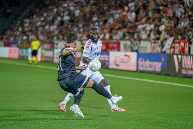Fussball: UEFA Europa-League-Qualifikation Play-offs FC LUGANO (SUI) vs. BESIKTAS JK Istanbul (TUR), Arena Thun, Schweiz: Ignacio Aliseda (Lugano 31) gegen Arthur Masuaku (Besiktas 26) Copyright: xJOERANxSTEINSIEKx